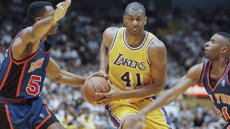 Elden Campbell (41) of the Los Angeles Lakers drives to the basket as Buck Williams left, and Charlie Ward of the New York Knicks defend, during the second half of their game on Sunday, Feb. 23, 1997 in Inglewood, Calif. (Mark J. Terrill/AP)