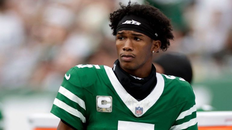 New York Jets wide receiver Garrett Wilson (5) reacts during an NFL football game against the Cleveland Browns, Sunday, Nov. 9, 2025, in East Rutherford, N.J. (Adam Hunger/AP)
