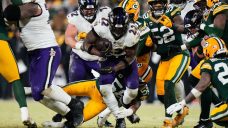 Derrick Henry scores four TDs, Ravens beat Packers to stay alive