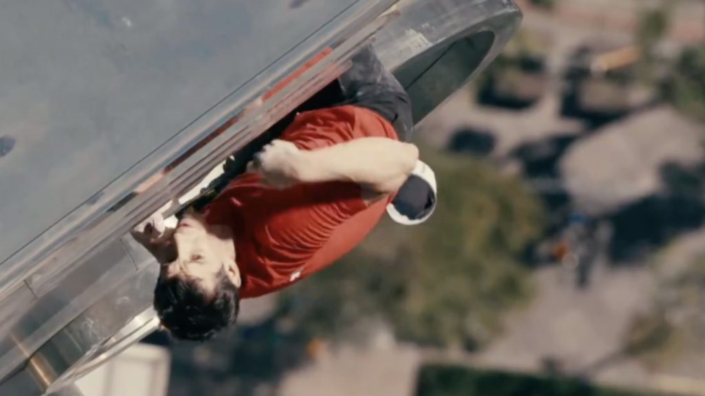 Alex Honnold free solo climbs Taipei 101 skyscraper