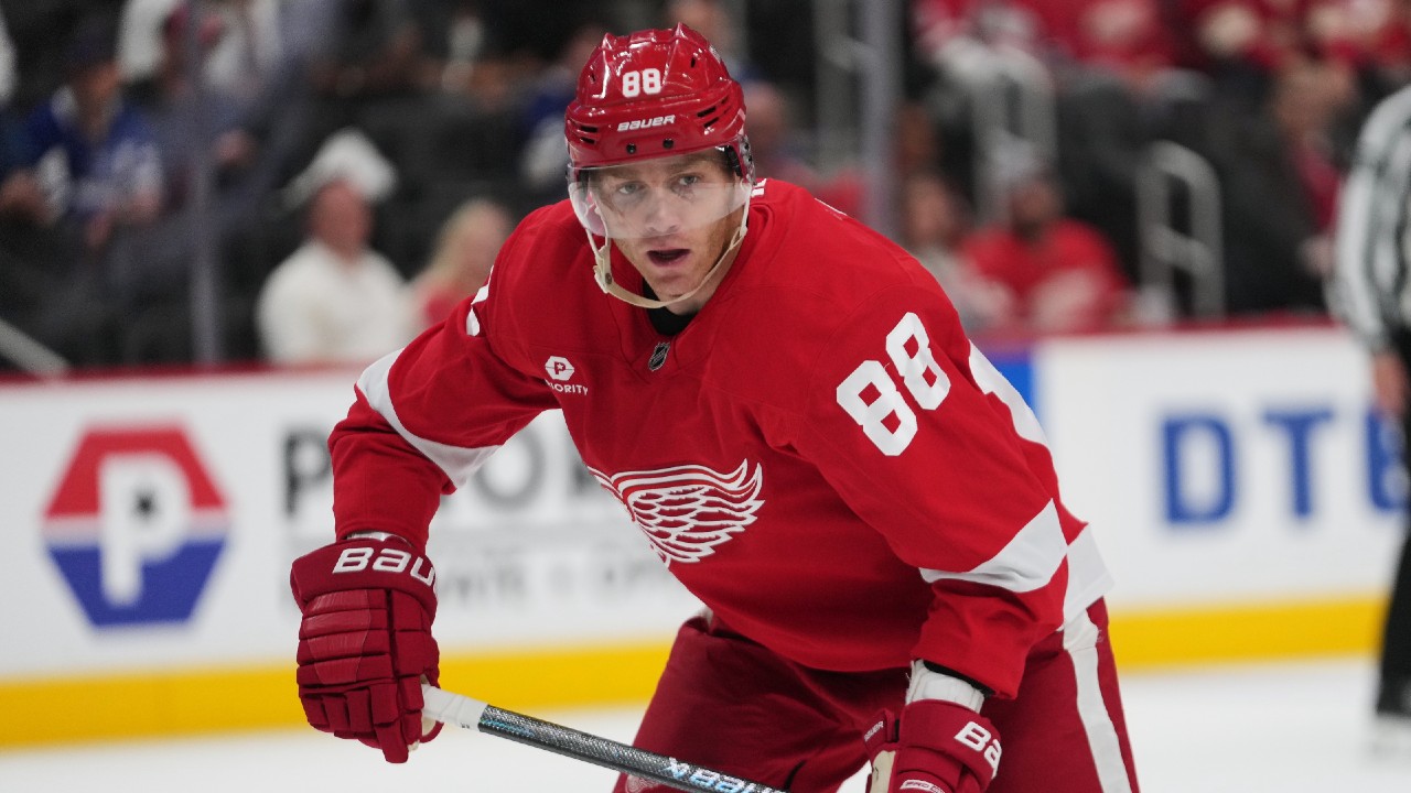 Patrick Kane Makes NHL History as Top U.S.-Born Scorer with 1,375 Points