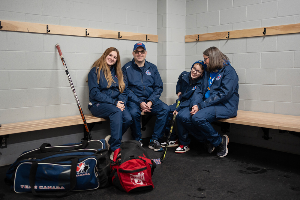 Julie Doucette, à direita, compartilha um momento com seu filho Olivier, enquanto posa com seu marido Denys LeBlanc e sua filha Jaëlle. (Foto de Darren Calabrese/Sportsnet)