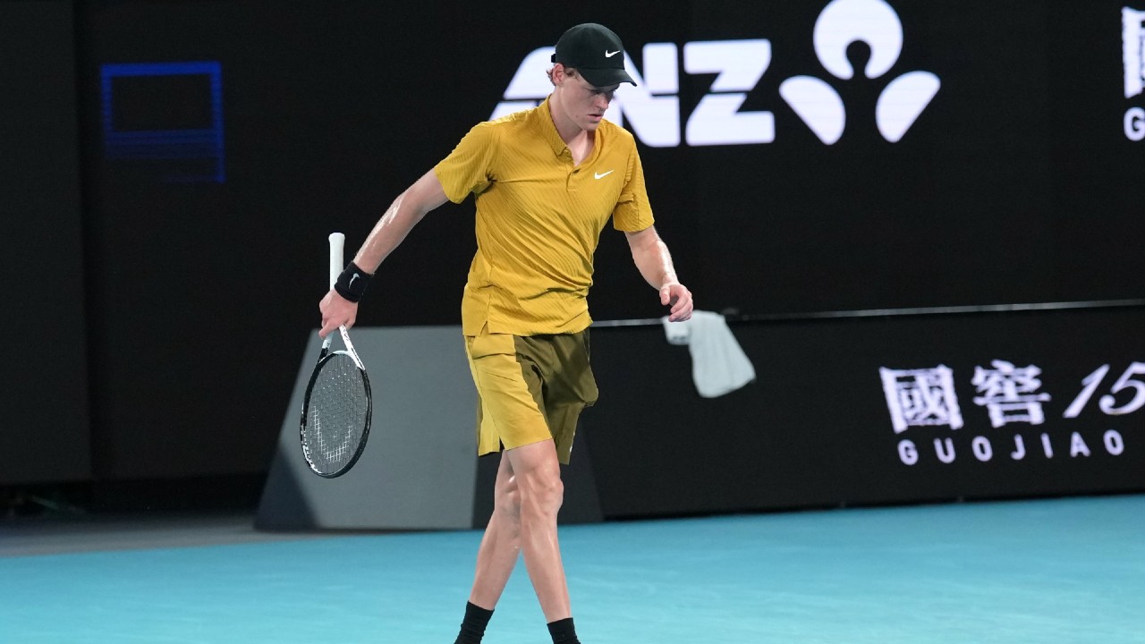 Sinner overcomes heat, cramps to beat Spizzirri