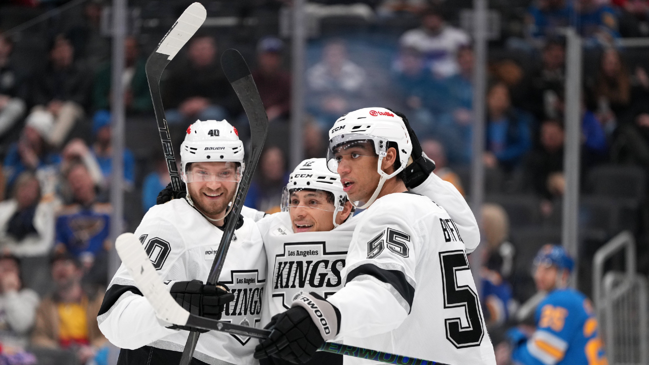 NHL Roundup: Moore scores deciding goal in shootout as Kings beat Blues