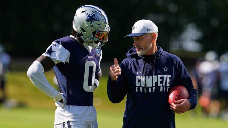 Dallas Cowboys defensive coordintoar Matt Eberflus, right, talks with linebacker DeMarvion Overshown (0) during an NFL football practice. (Tony Gutierrez/AP)