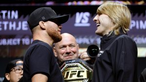 UFC lightweight fighters Justin Gaethje, left, and Paddy Pimblett face off as UFC President Dana White looks on during a news conference for UFC 324 Thursday, Jan. 22, 2026, in Las Vegas. (Steve Marcus/Las Vegas Sun via AP)