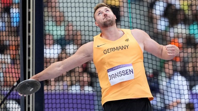 Henrik Janssen, of Germany, competes during the men's discus throw qualification at the 2024 Summer Olympics, Monday, Aug. 5, 2024, in Saint-Denis, France. (Matthias Schrader/AP)