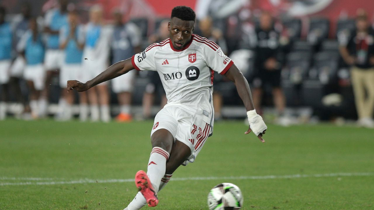 Veteran winger Derrick Etienne Jr. signs new contract with Toronto FC