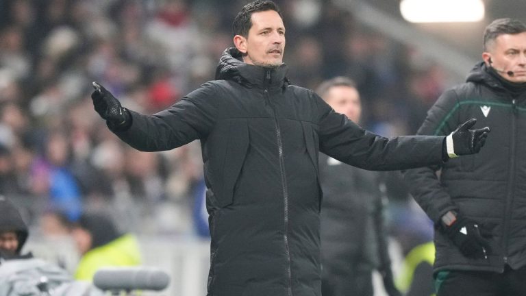 Frankfurt's coach Dino Toppmoller during the Europa League soccer match between Lyon and Eintracht Frankfurt at Decines stadium outside Lyon, France, Thursday, Dec. 12, 2024. (AP Photo/Michel Euler)