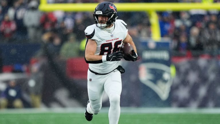 Houston Texans tight end Dalton Schultz (86) runs against the New England Patriots during the first half of an NFL divisional playoff game, Sunday, Jan. 18, 2026, in Foxborough, Mass. (AP Photo/Robert F. Bukaty)
