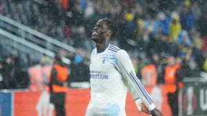 Aston Villa's Amadou Onana gestures to supporters at the end of a Europa League opening phase soccer match between Fenerbahce and Aston Villa in Istanbul, Turkey, Thursday, Jan. 22, 2026. (AP Photo/Francisco Seco)