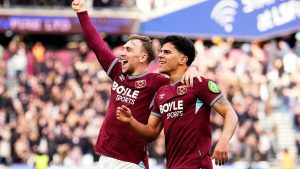 West Ham United's Mateus Fernandes, right,celebrates scoring his side's third goal with teammate Jarrod Bowen, during the English Premier League match between West Ham United and Sunderland in London, Saturday Jan. 24, 2026. ( Jordan Pettitt/PA via AP)