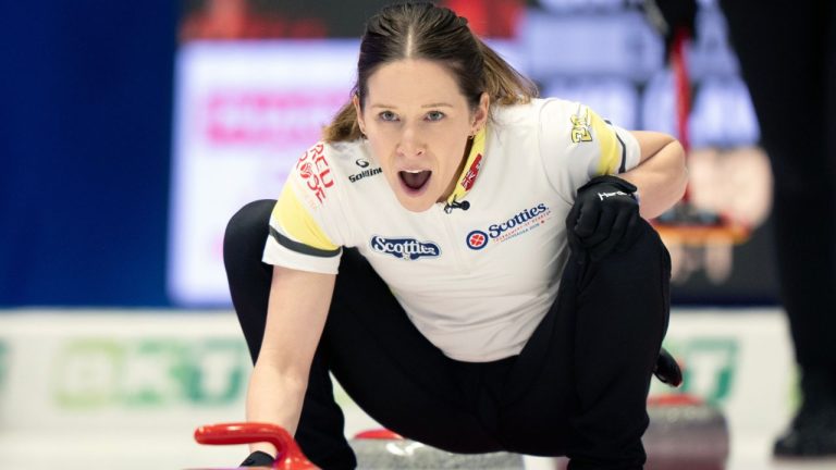 Team Manitoba skip Kaitlyn Lawes calls a sweep during Scotties Tournament of Hearts curling action in Mississauga, Ont. on Sunday January 25. (Frank Gunn/CP)