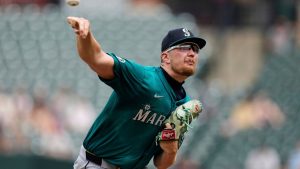 Seattle Mariners starting pitcher Logan Evans delivers during the first inning of a baseball game against the Baltimore Orioles, Thursday, Aug. 14, 2025, in Baltimore. (AP Photo/Stephanie Scarbrough)