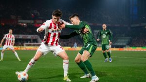 Cologne's Alessio Castro-Montes, left, and Wolfsburg's Kilian Fischer battle for the ball during the Bundesliga soccer match between 1. FC Cologne and VfL Wolfsburg in Cologne, Germany, Friday, Jan. 30, 2026. (Marius Becker/dpa via AP)