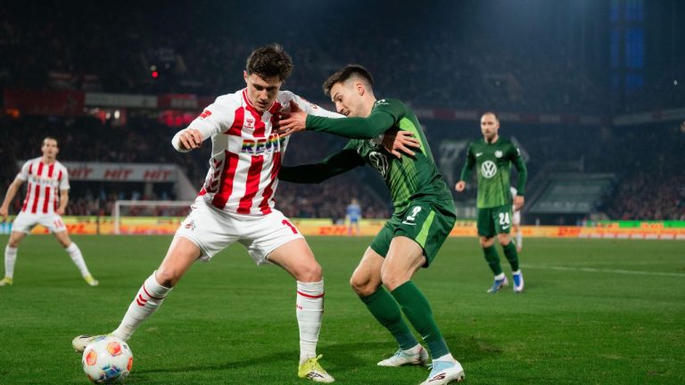 Cologne's Alessio Castro-Montes, left, and Wolfsburg's Kilian Fischer battle for the ball during the Bundesliga soccer match between 1. FC Cologne and VfL Wolfsburg in Cologne, Germany, Friday, Jan. 30, 2026. (Marius Becker/dpa via AP)