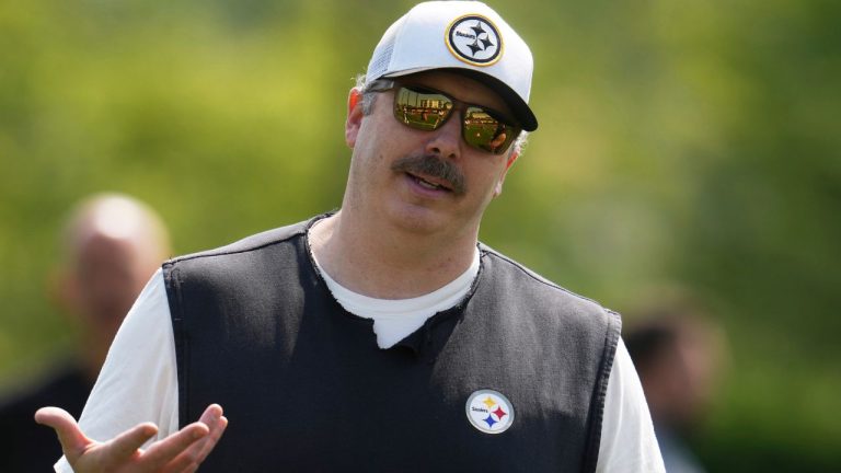 Pittsburgh Steelers offensive coordinator Arthur Smith participates in the football team's OTA workout in Pittsburgh, Tuesday, June 3, 2025. (AP Photo/Gene J. Puskar)
