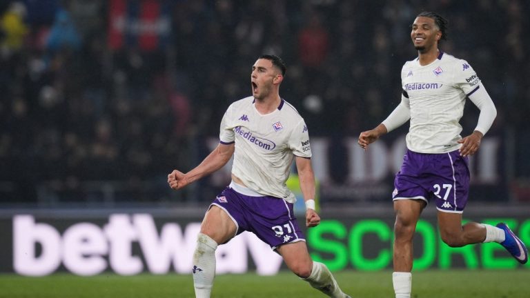 Fiorentina's Roberto Piccoli, left, celebrates after scoring during the Serie A soccer match between Bologna and Fiorentina, in Bologna, Italy, Sunday, Jan. 18, 2026. (Massimo Paolone/LaPresse via AP)