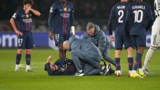 PSG’s injury woes continue as Kvaratskhelia limps off vs. Newcastle