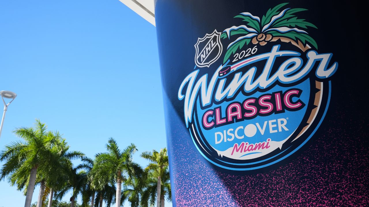 Uma placa para o próximo NHL Winter Classic entre Florida Panthers e New York Rangers está afixada no LoDepot Park em Miami. (Foto AP/Lynne Sladky)