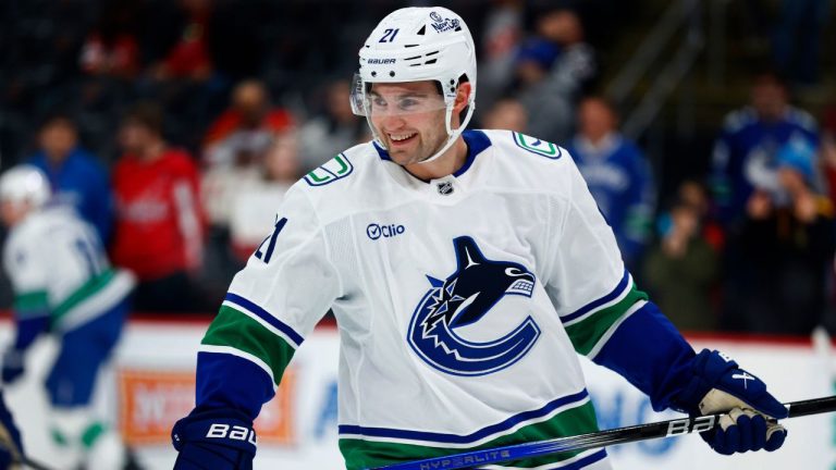 Vancouver Canucks left wing Nils Hoglander (21) during warm up before an NHL hockey game, against the New Jersey Devils Sunday, Dec 14, 2025, in Newark, N.J. (Noah K. Murray/AP)
