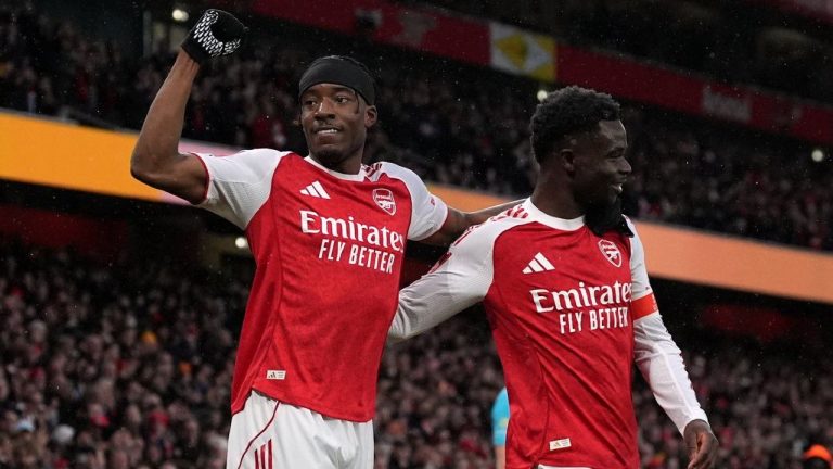 Arsenal's Noni Madueke and Arsenal's Bukayo Saka celebrate scoring their side's first goal during the English FA Cup match between Arsenal and Wigan Athletic in London, Sunday, Feb. 15, 2026.(AP/Maja Smiejkowska)