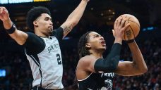 Raptors’ Collin Murray-Boyles exits vs. Spurs with thumb contusion