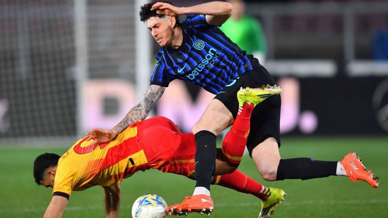 Lecce's Walid Cheddira, left, and Inter's Alessandro Bastoni in action during the Italian Serie A soccer match between Lecce and Inter Milan in Lecce, Italy, Saturday, Feb. 21, 2026. (Giovanni Evangelista/LaPresse via AP)