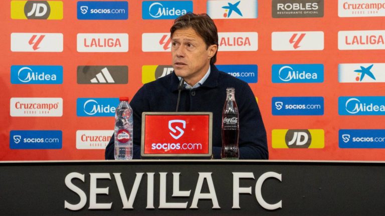 Sevilla head coach, Matias Almeyda, during the press conference, Pressekonferenz after the La Liga match between Sevilla FC and Real Betis at Estadio Ramón Sánchez Pizjuán, November 30, 2025 (Andres Lopez Sheridan/AP)
