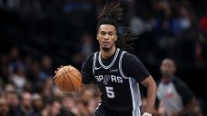 Spurs’ Castle exits vs. Lakers with pelvis contusion