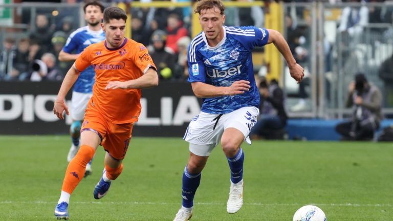 Como's Mergim Voivoda, right, and Fiorentina's Manor Solomon fight for the ball during the Serie A match between Como and Fiorentina, in Como, Italy, Saturday Feb. 14, 2026. (Antonio Saia/LaPresse via AP)