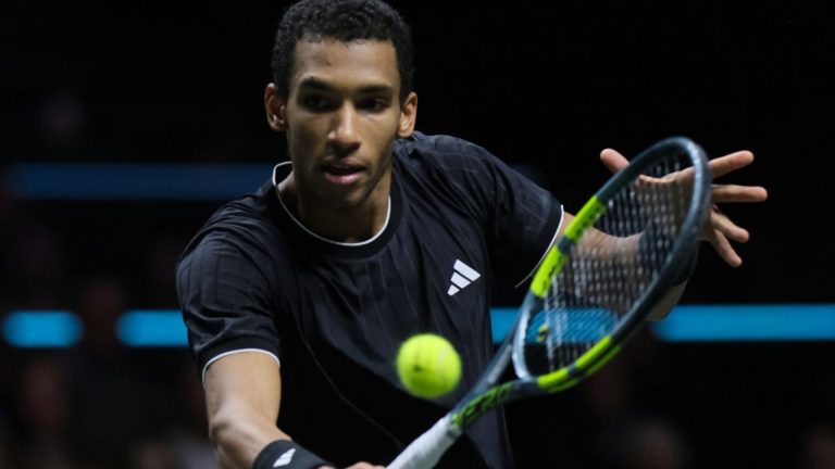Canada's Felix Auger-Aliassime returns to Australia's Alex de Minaur during the ABN AMRO ATP Tennis final in Rotterdam, Netherlands, Sunday, Feb. 15, 2026. (Patrick Post/AP Photo)