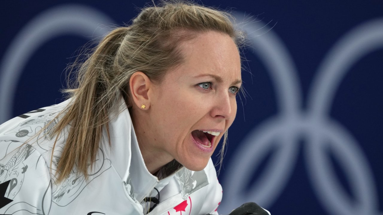 Homan makes spectacular triple takeout to escape big jam vs. Team Sweden