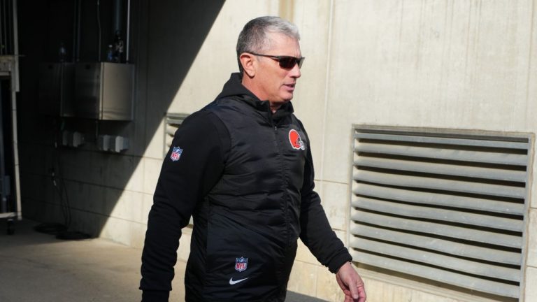 Cleveland Browns defensive coordinator Jim Schwartz walks onto the field before an NFL football game against the Cincinnati Bengals, Sunday, Jan. 4, 2026, in Cincinnati. (Jeff Dean/AP)
