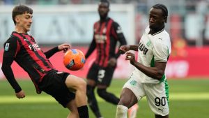 AC Milan's Alexis Saelemaekers, left, duels for the ball with Sassuolo's Ismael Kone during the Serie A soccer match between AC Milan and Sassuolo, in Milan, Italy, Sunday, Dec. 14, 2025. (Luca Bruno/AP)