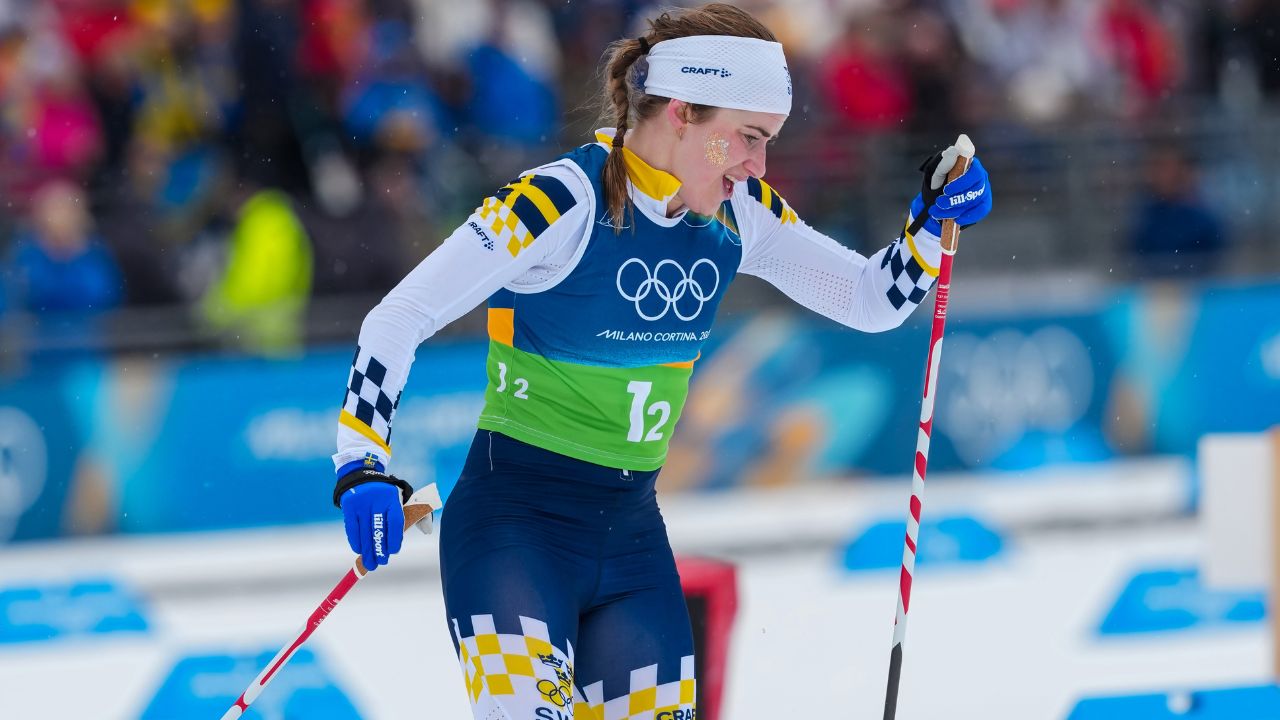 Swedish cross-country skier helps relay team win silver after losing ski in fall