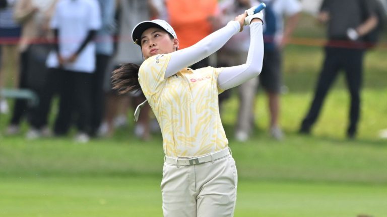 Jeeno Thitikul of Thailand watches her shot on the 5th green during the final round of the LPGA Honda Thailand golf tournament in Pattaya, Thailand, Sunday, Feb. 22, 2026. (Kittinun Rodsupan/AP Photo)