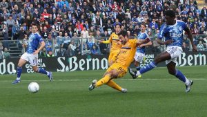 Como's Assane Diao, right, scores their side's first goal of the game during the Serie A soccer match between Como and Pisa in Como, Italy, Sunday March 22, 2026. (Antonio Saia/LaPresse via AP)