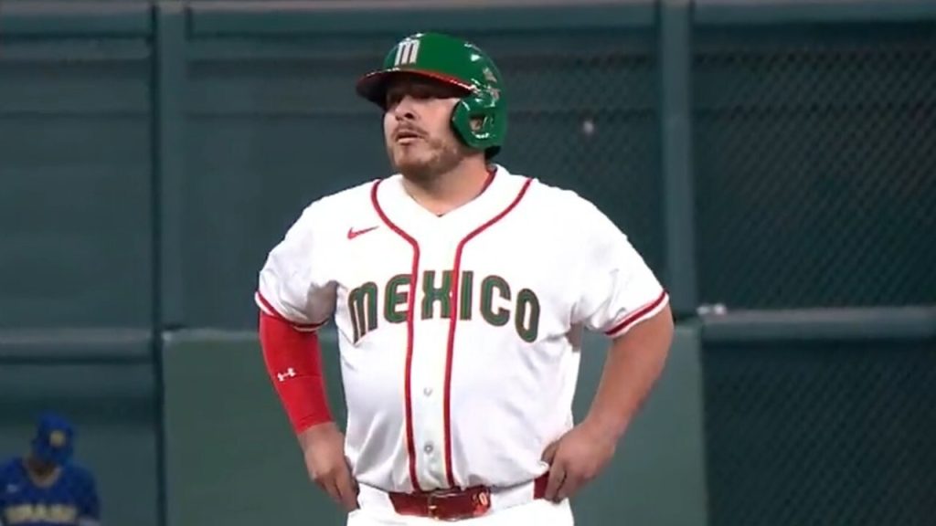 Mexico's Kirk laces RBI double off the wall vs. Brazil