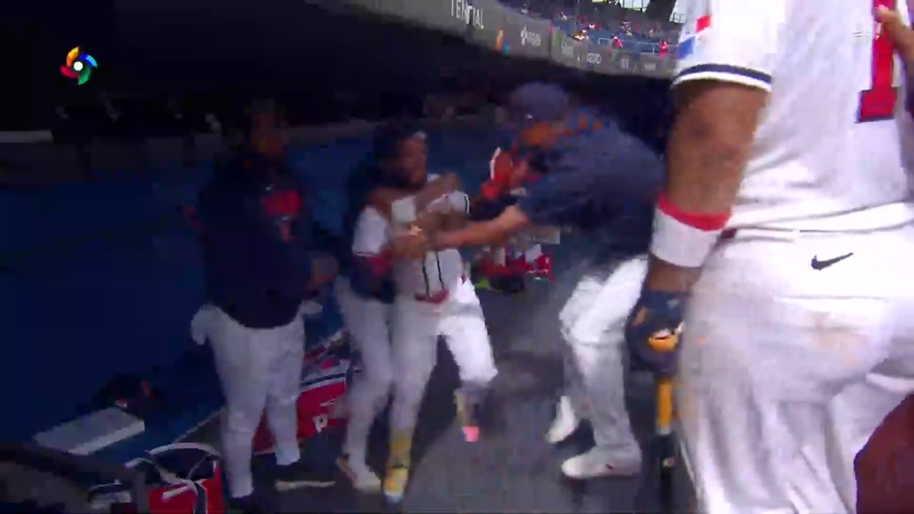 Panama’s Arauz restrained by teammates after getting into it with manager