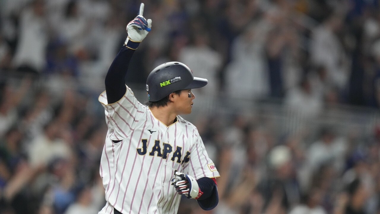 Morishita goes yard, unloads a three-run shot to give Japan the lead