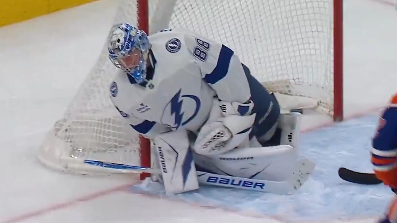 Oilers’ Samanski picks up odd first career goal on bad bounce for Lightning