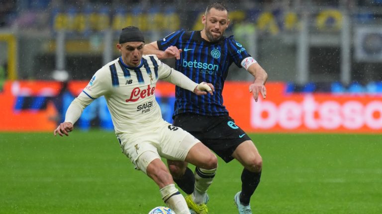 Atalanta's Nikola Krstovic, left, and Inter Milan's Stefan de Vrij fight for the ball during the Serie A soccer match between Inter Milan and Atalanta in Milan, Italy, Saturday, March 14, 2026. (AP Photo/Antonio Calanni)
