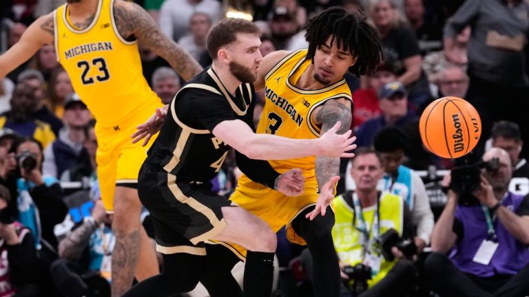 Purdue guard Braden Smith, centre left, passes against Michigan guard Elliot Cadeau during the second half of an NCAA college basketball game in the championship of the Big 10 Conference tournament, Sunday, March 15, 2026, in Chicago. (Nam Y. Huh/AP)