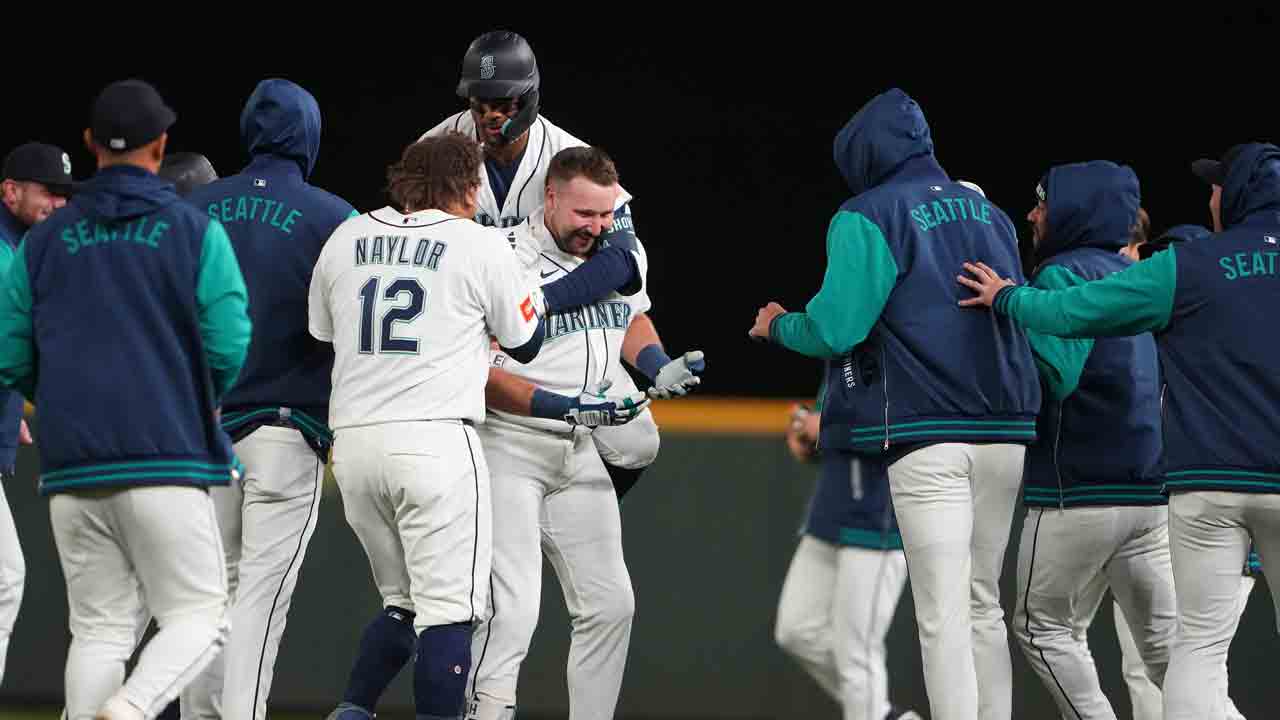 Mariners hand Yankees first loss on Raleigh’s walk-off single