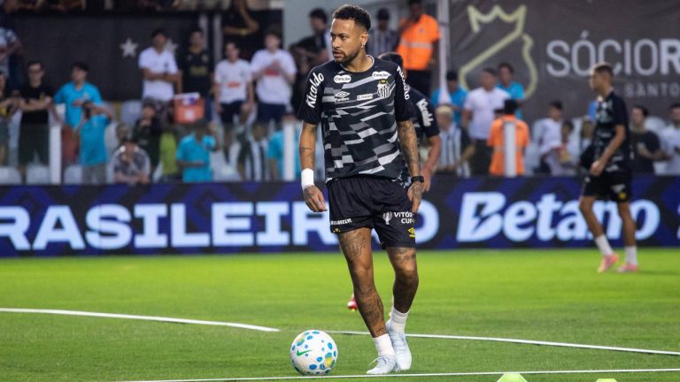 Neymar Junior during warm-up for the match between Santos and Vasco, valid for the 4th round of the Brasileirao, held on Thursday night 26 at Estadio Urbano Caldeira, Vila Belmiro in Santos, SP. (Rodilei Morais/AP)