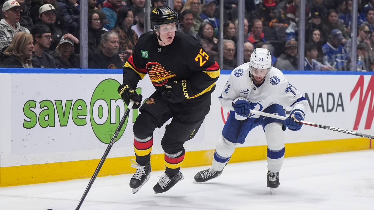 Kucherov, Cirelli lead Lighting past Canucks