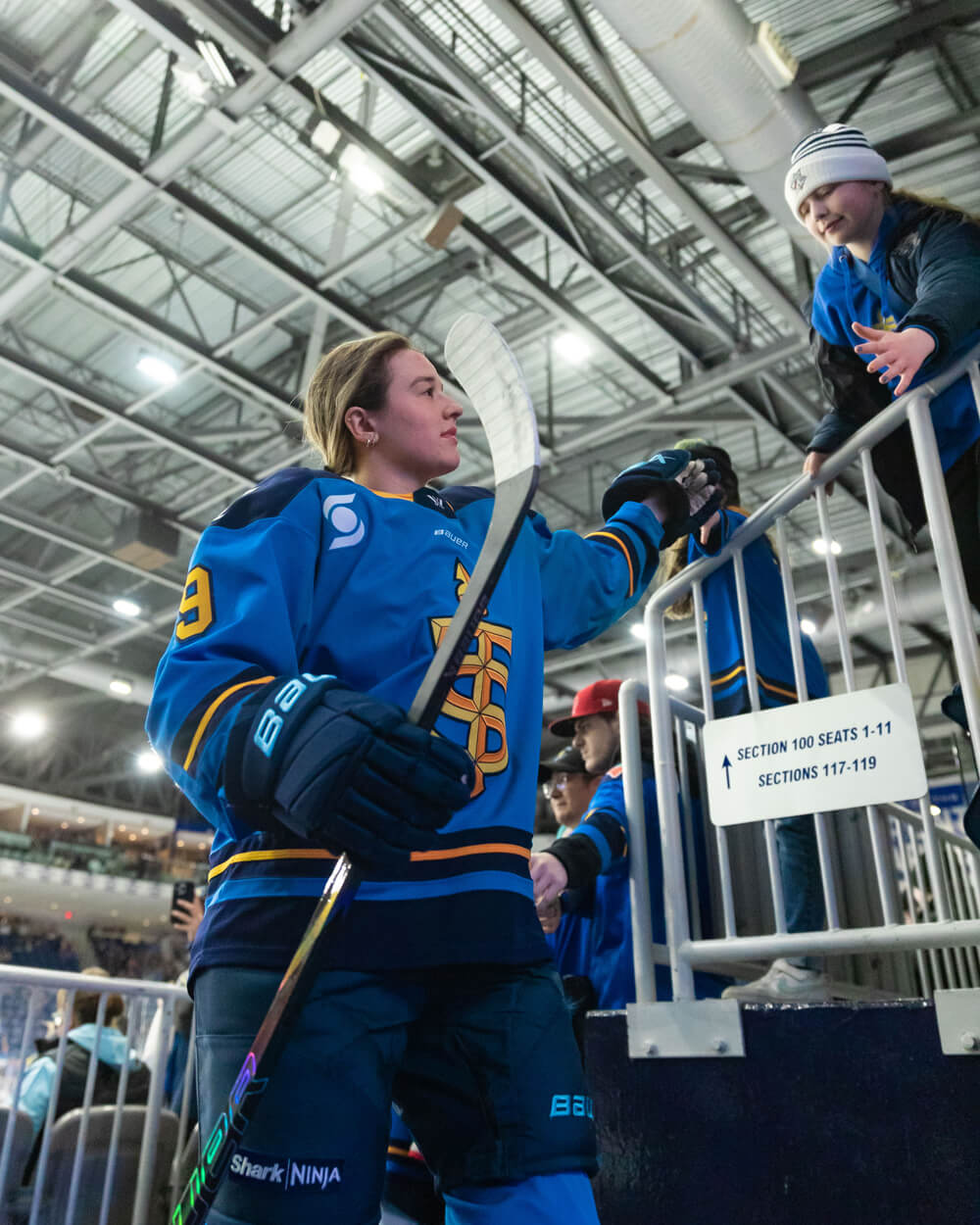 L'attaccante dei Toronto Sceptre Daryl Watts dà il cinque a un fan. (Foto per gentile concessione del PWHL)