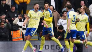 Southampton's Ross Stewart, left, celebrates scoring during the English FA Cup fifth round soccer match between Fulham and Southampton in London, Sunday March 8, 2026. (John Walton/PA via AP)