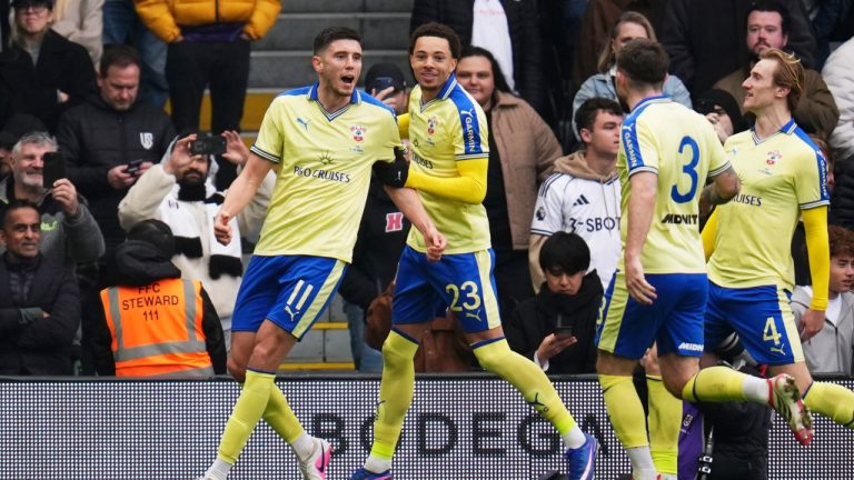 Southampton's Ross Stewart, left, celebrates scoring during the English FA Cup fifth round soccer match between Fulham and Southampton in London, Sunday March 8, 2026. (John Walton/PA via AP)